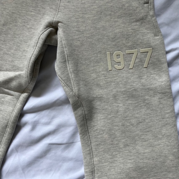 Fear of God Essentials Kids “Light Oatmeal” 1977 Relaxed Lounge Pants Size S - Picture 2 of 11